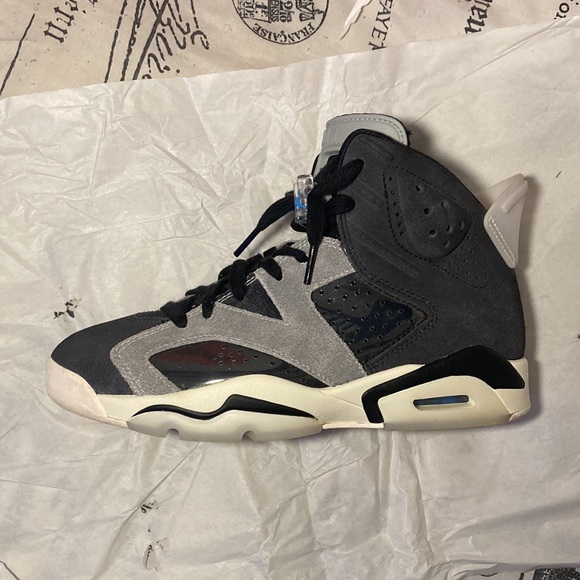 I’m selling a new Air Jordan 6 WMNS smoke grey - Picture 3 of 5
